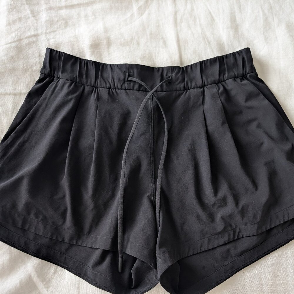 Lululemon Athletica Black Stroll at Sundown Mid-Rise Sho Shorts — Women’s Size 6 - Picture 2 of 6